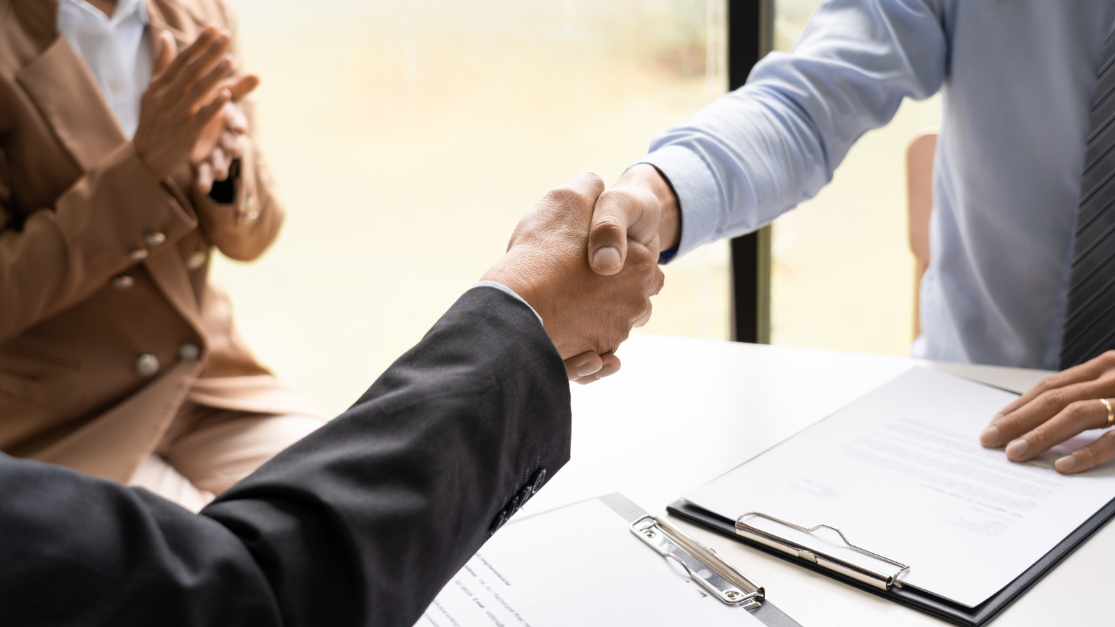 מה ההבדל בין קול קורא למכרז